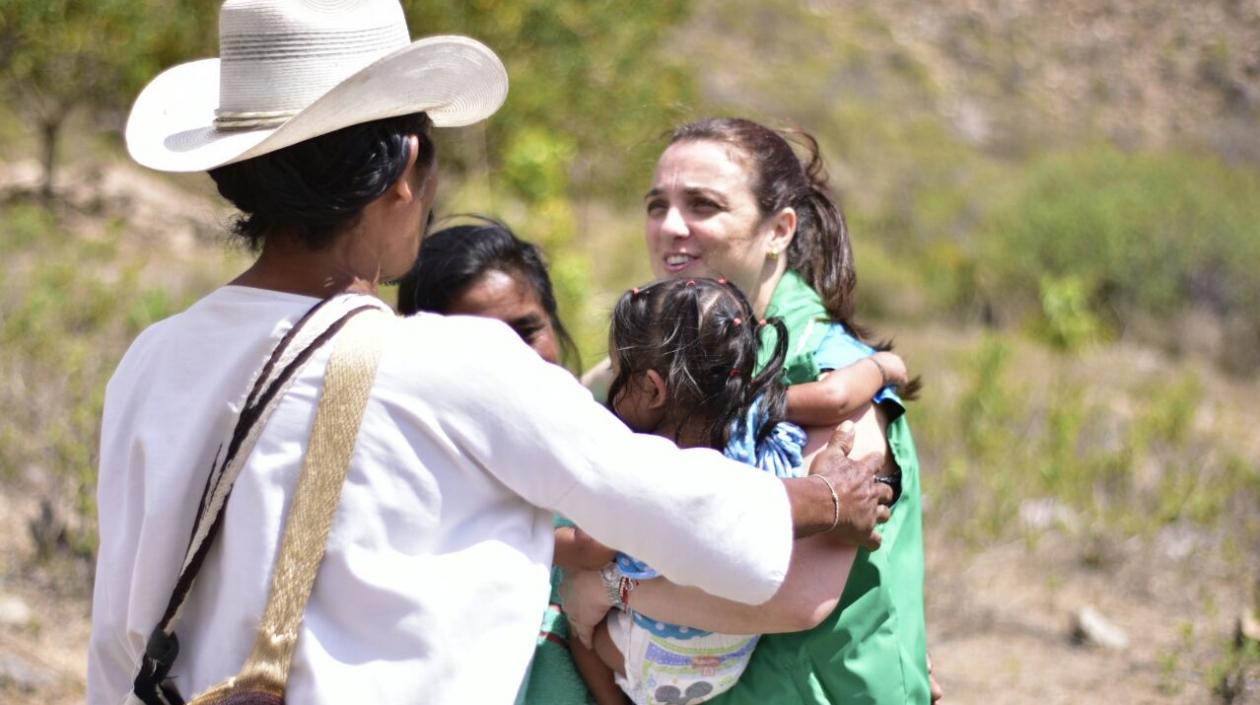 Karen Abudinen, directora de ICBF, entrega el menor a un padre wiwa.