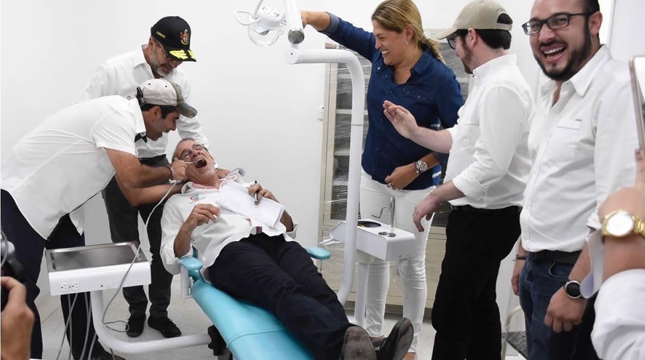 El Alcalde Alejandro Char "atendiendo" a Gobernador Eduardo Verano.