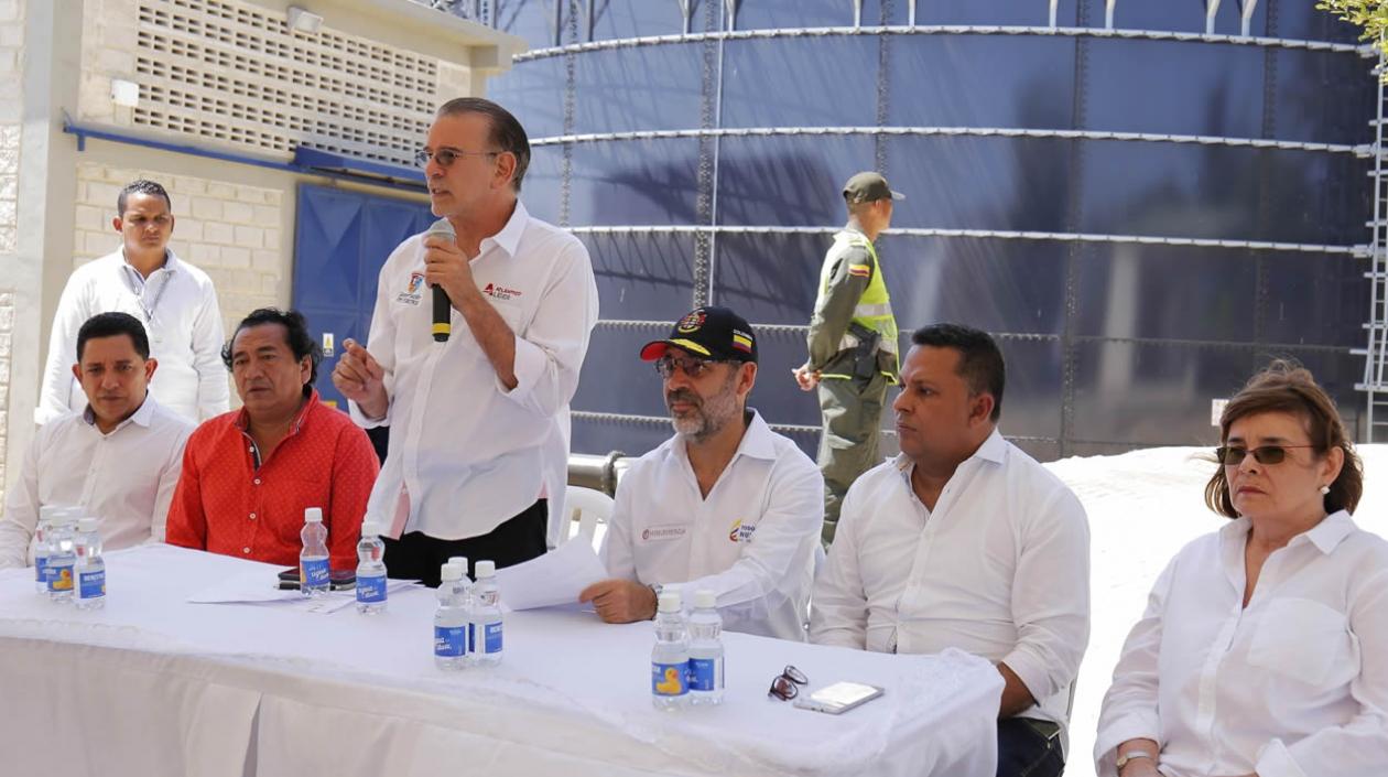 El gobernador del Atlántico, Eduardo Verano De la Rosa, y el ministro de Vivienda, Ciudad y Territorio, Camilo Sánchez