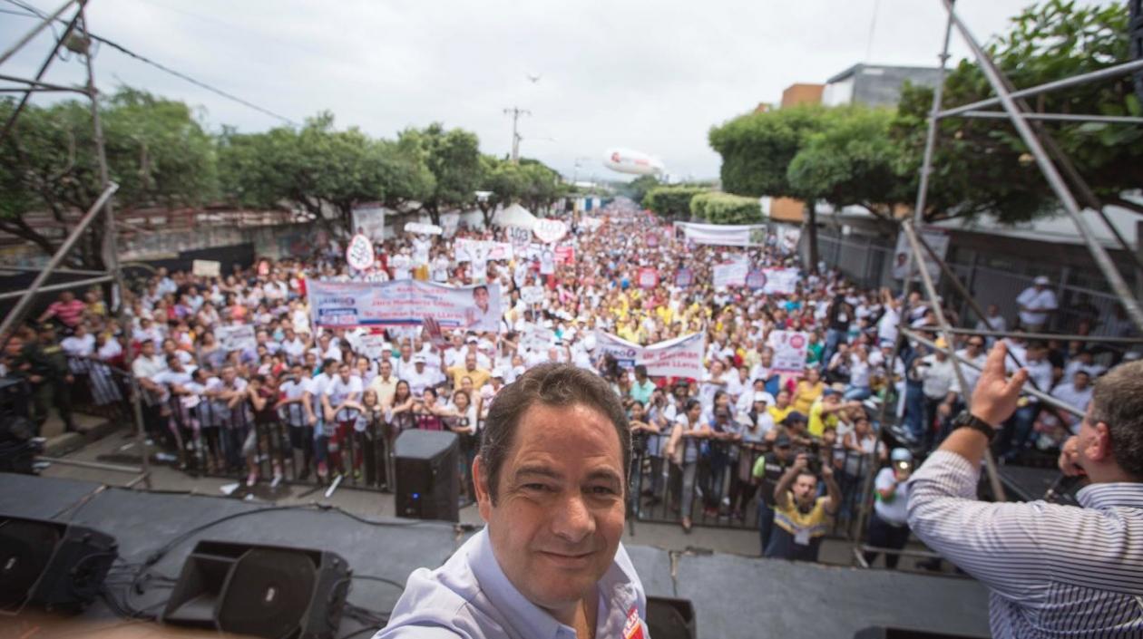 Germán Vargas Lleras se hace una selfie en la que muestra la asistencia masiva en Cúcuta.