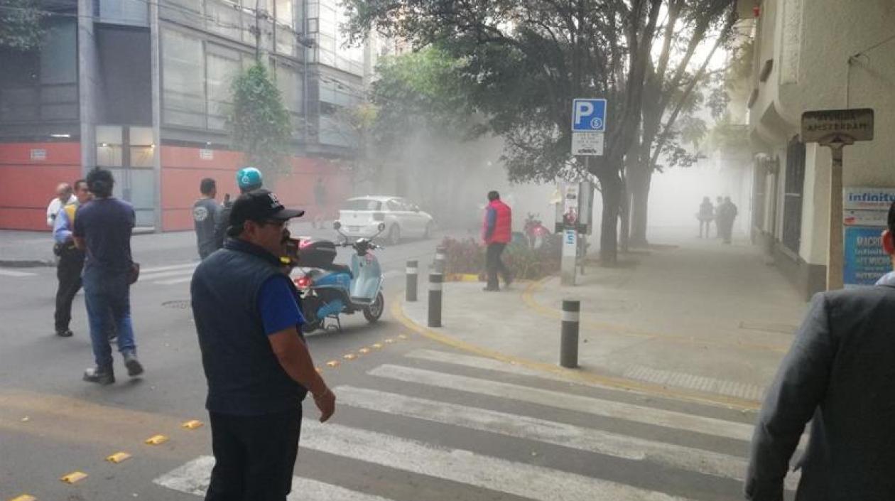 Personas esperan en la calle tras un sismo registrado hoy en Ciudad de México .