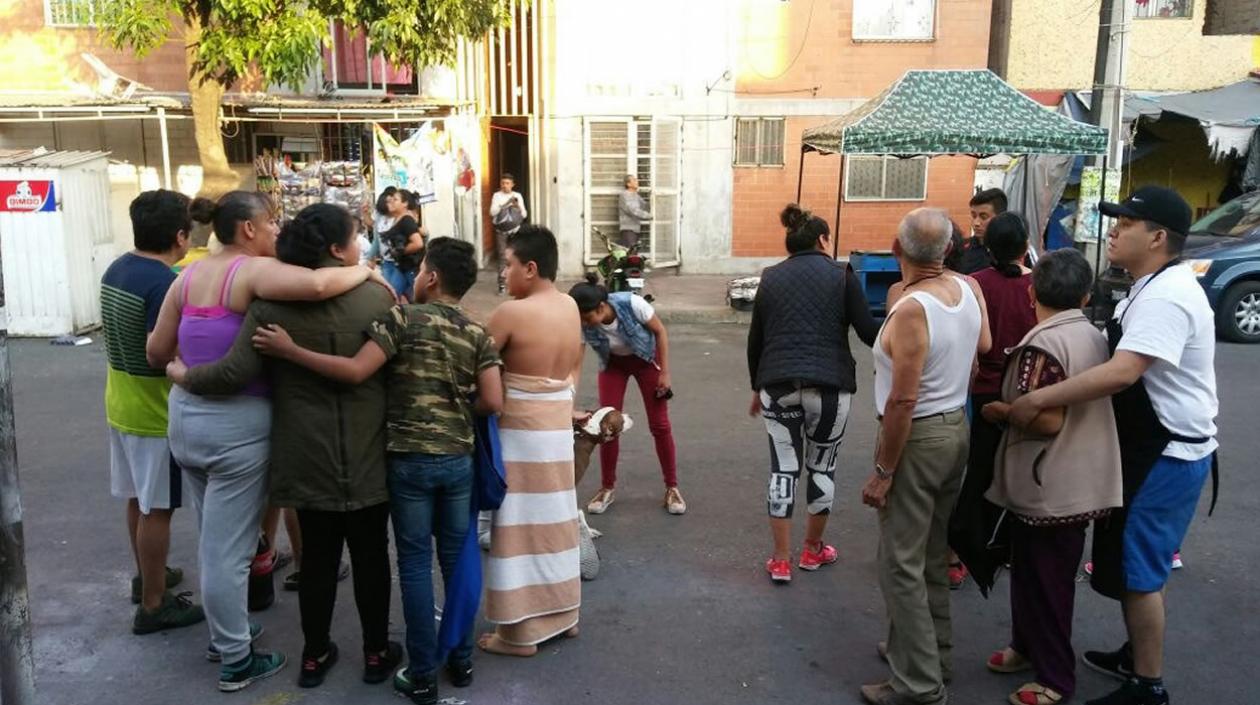 Un fuerte sismo de magnitud preliminar 7 sacudió hoy la Ciudad de México