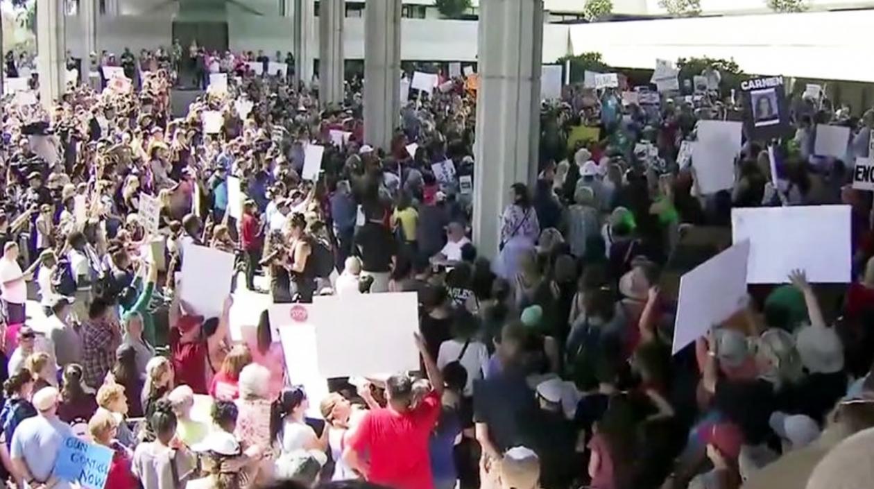 Miles de personas, entre ellos muchos sobrevivientes del ataque ocurrido esta semana en la secundaria Marjory Stoneman Douglas (Florida, EE.UU.)