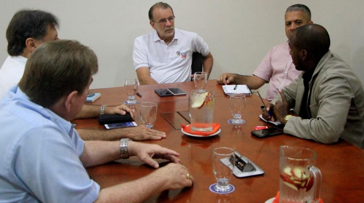 El gobernador del Atlántico, Eduardo Verano De la Rosa, recibió la visita del vicecónsul de la Embajada de Cuba en Colombia, Kendry Sossa Mena