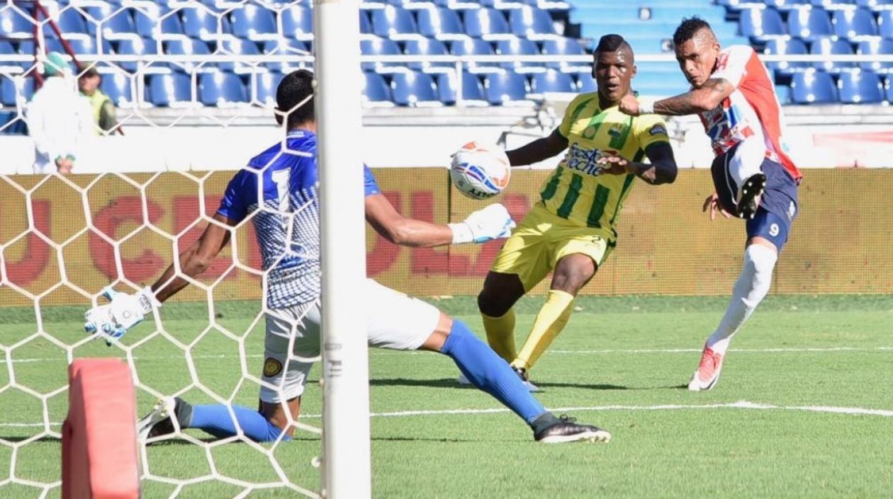 El delantero uruguayo Jonatan Álvez busca su primer gol en Junior.