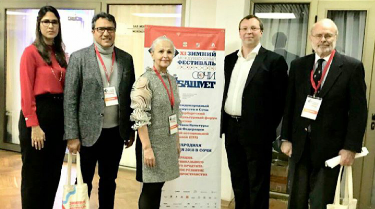 Rodolfo Molina junto a invitados del evento.