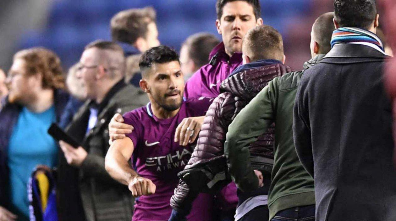 Sergio Agüero empuja a un aficionado. 