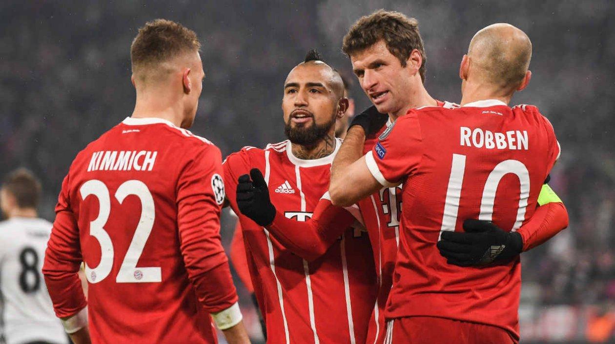 Thomas Muller festeja con sus compañeros, tras su tanto. 