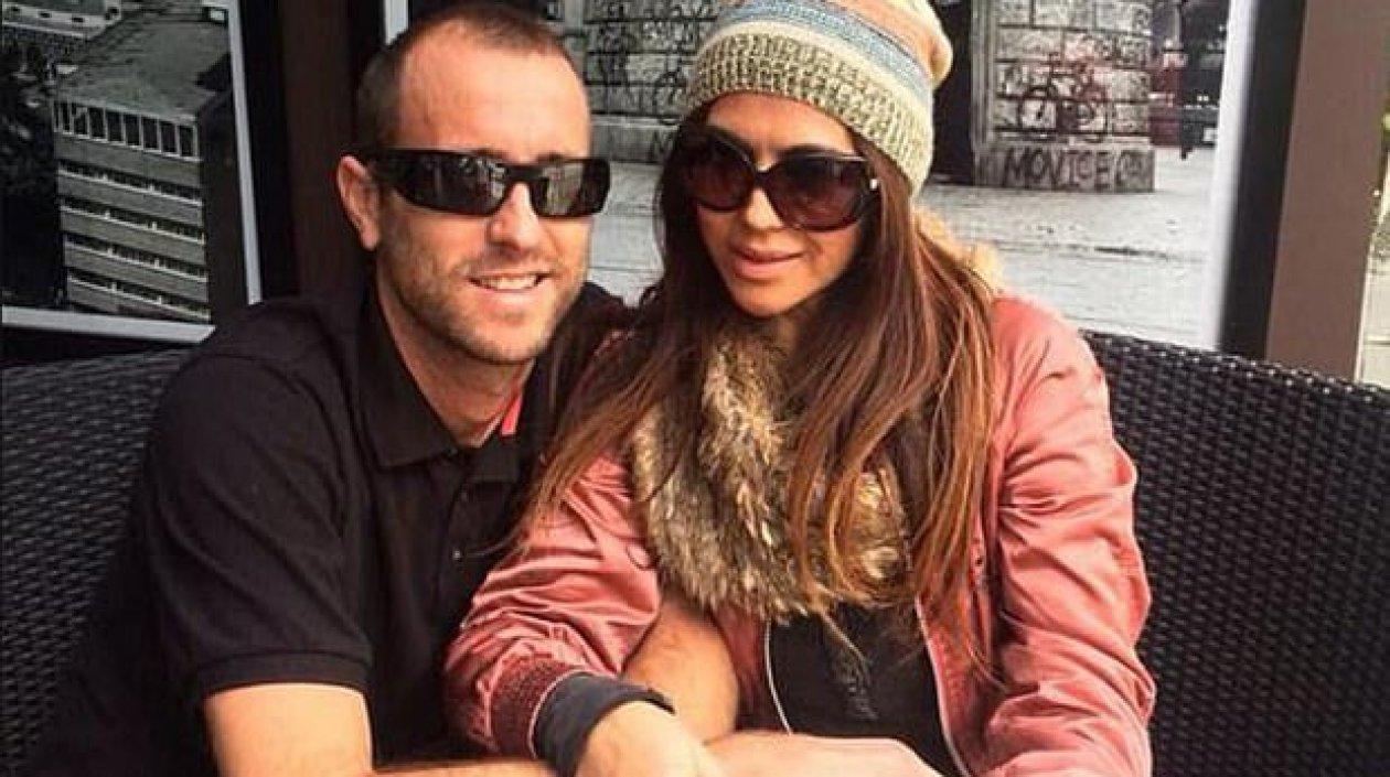 Lewis Bennett junto a la colombiana Isabella Helmann.