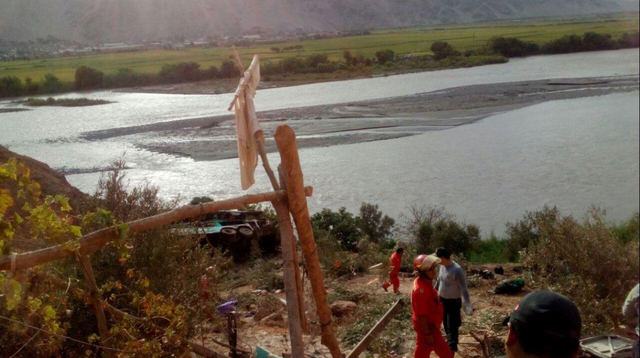 El bus se precipitó en una curva pronunciada de la carretera hacia un abismo de unos 200 metros.