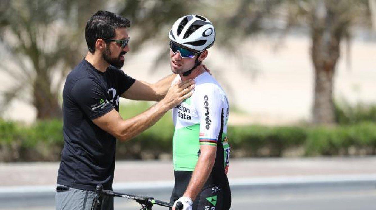 Médico atiende a Cavendish tras su caída. 