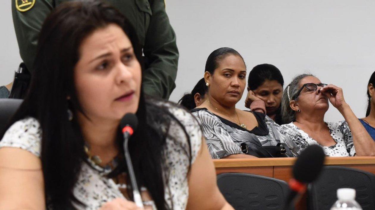 Dayana Jassir, en primer plano; en el fondo la mamá del asesinado médico legista Eduardo Pinto.