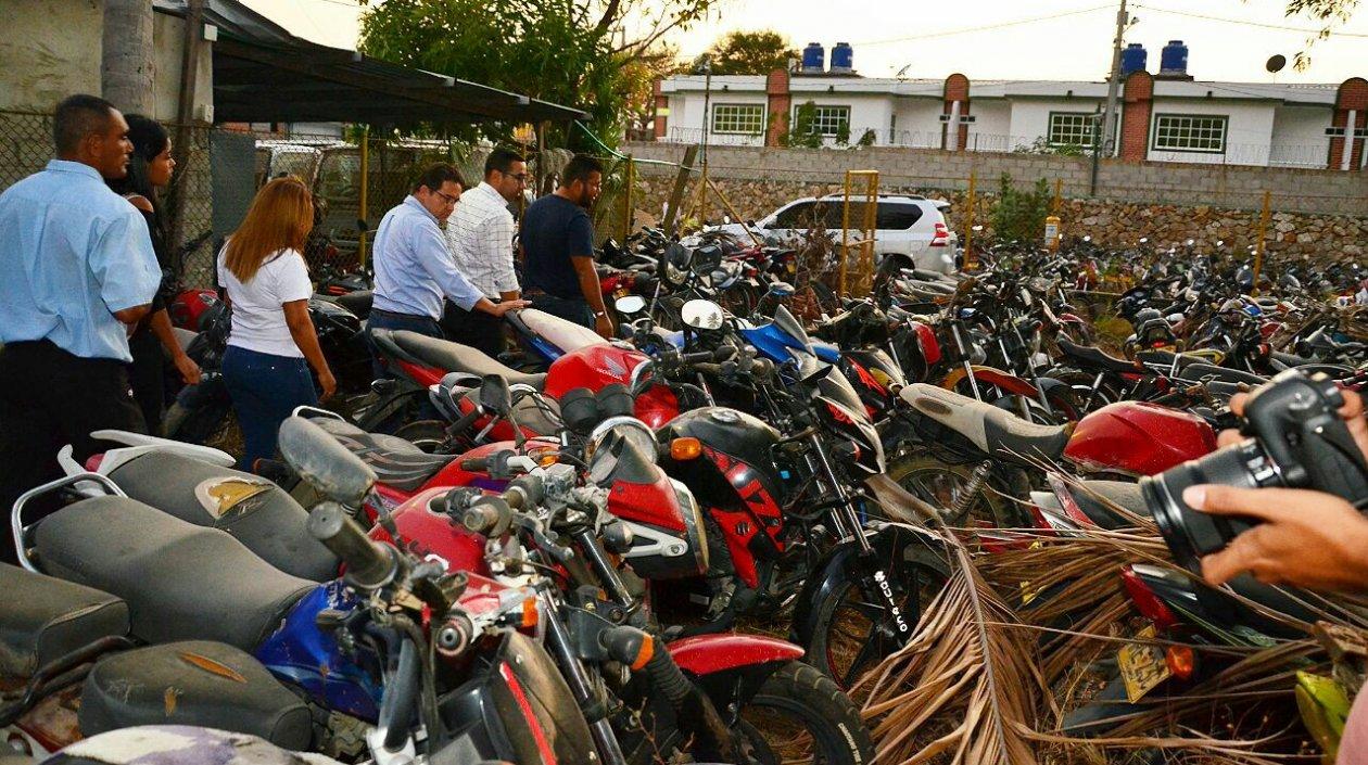Visita del alcalde de Santa Marta, Rafael Martínez, a los patios llenos de motos abandonadas.