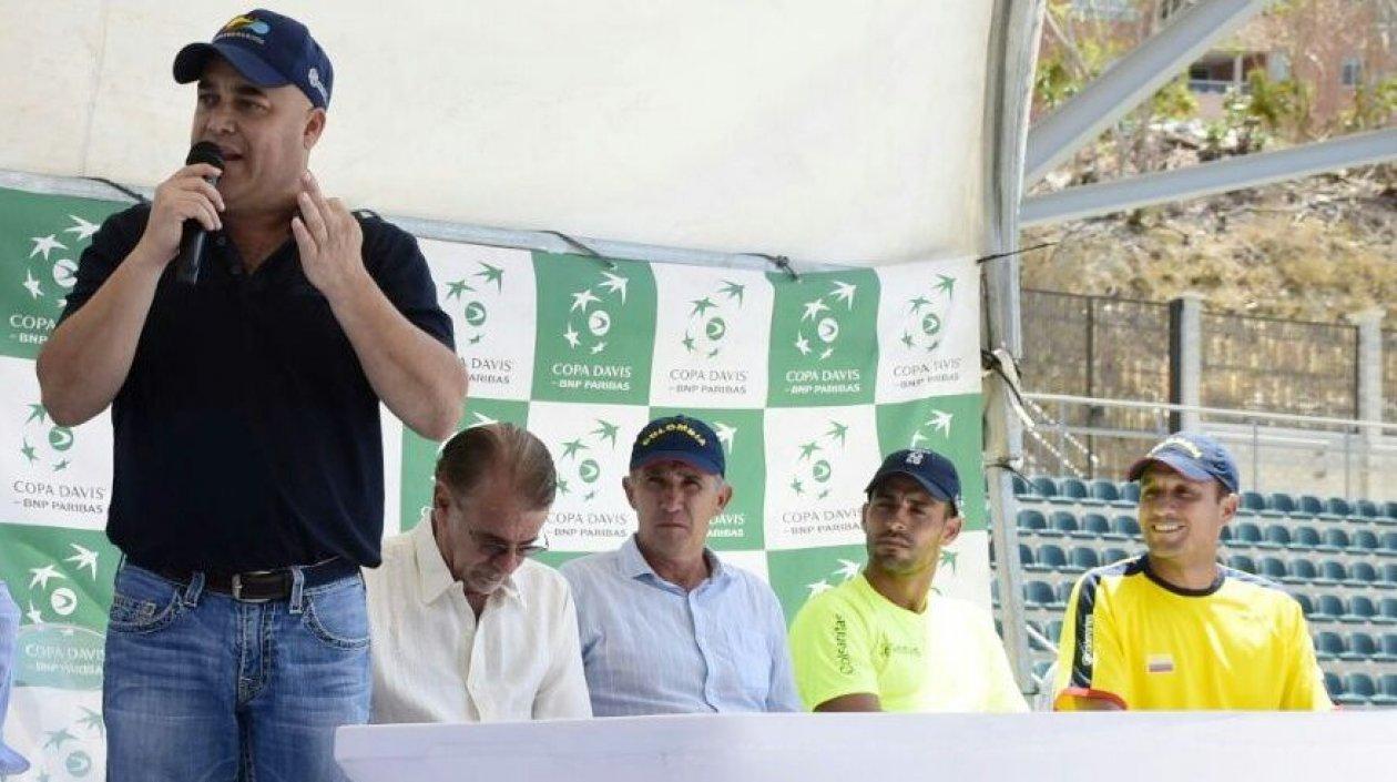 El secretario de Deportes distrital, Gonzalo Baute, junto al Gobernador Eduardo Verano; David Samudio, presidente de la Fedecoltenis; el tenista Santiago Giraldo y el capitán de la Selección Colombia, Pablo González. 