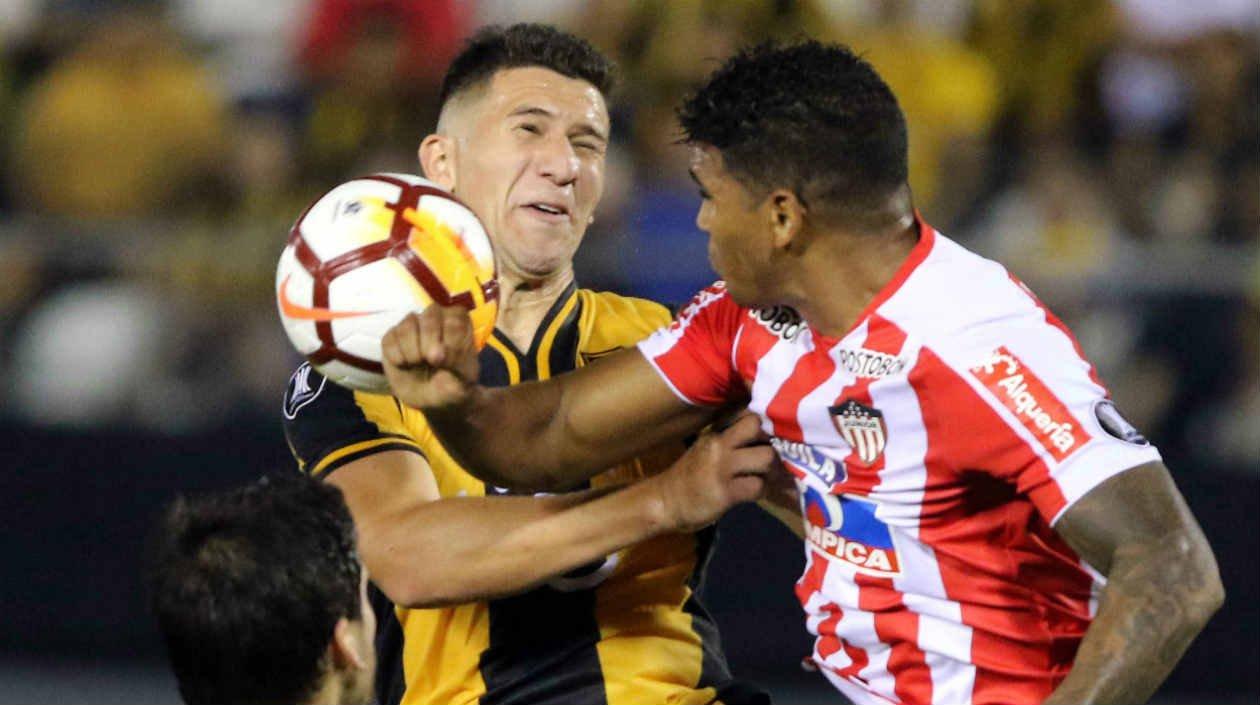 El jugador del Guaraní Jorge Morel (i) disputa el balón con Rafael Pérez.