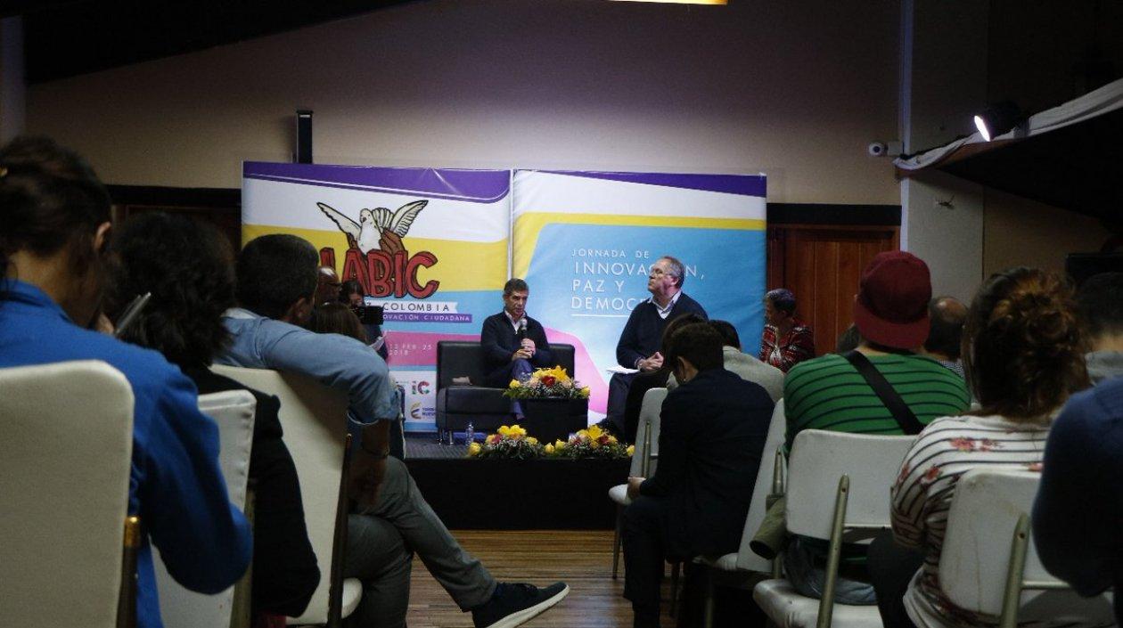 El director del Centro Nansen para la Paz y el Diálogo, Alfredo Zamudio, junto a el alto consejero presidencial para el posconflicto de Colombia, Rafael Pardo. 