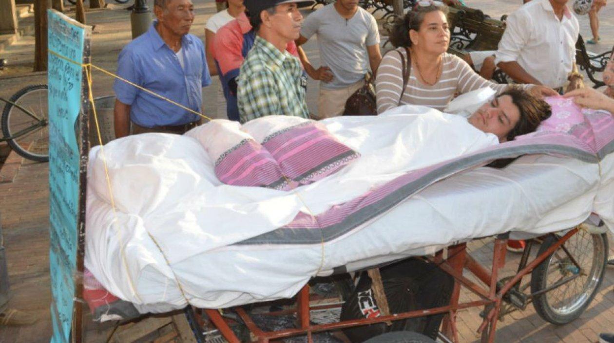 La mujer se pasea por las calles de Santa Marta mostrando a su hijo enfermo.