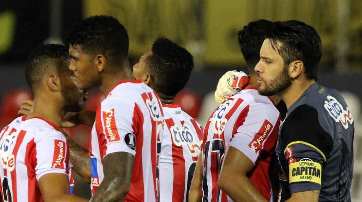 Los Jugadores de Junior se felicitan tras avanzar de ronda. 