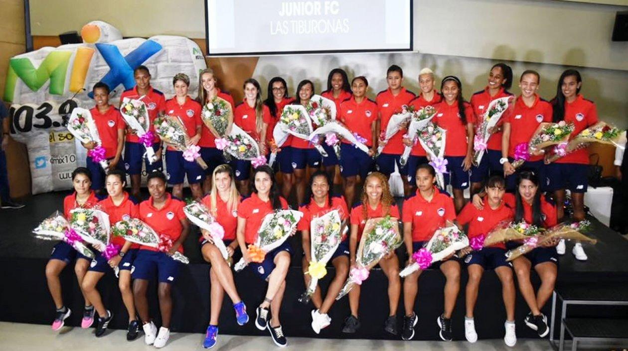 Las ‘Tiburonas’ de Junior durante su presentación de este viernes.