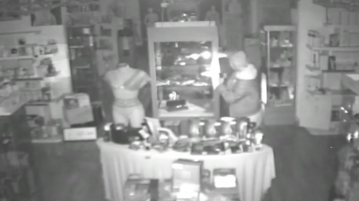 Momento en el que el asaltante se lleva los juguetes eróticos.