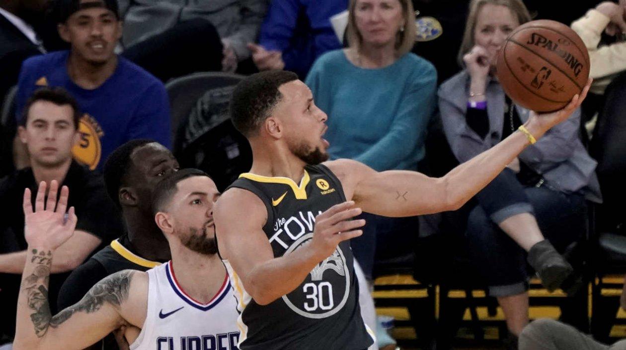 Stephen Curry en acción de juego. 