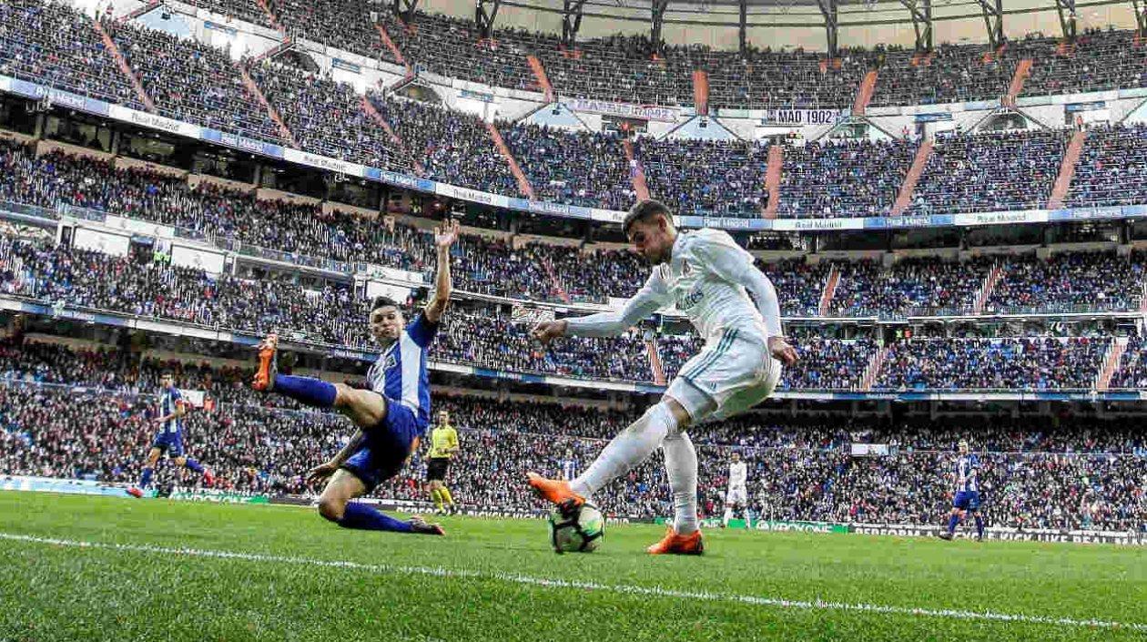 Daniel Torres intenta hacer un cierre sobre Theo Hernández. 