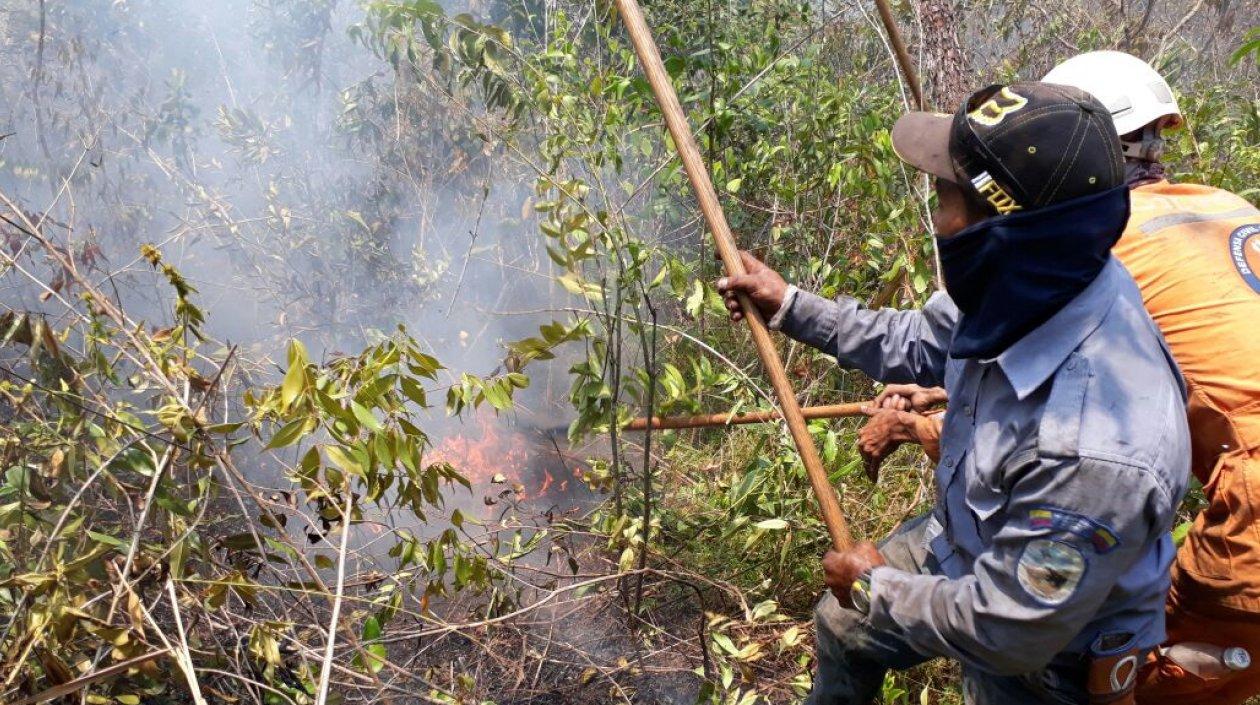 Autoridades intentan controlar el incendio.
