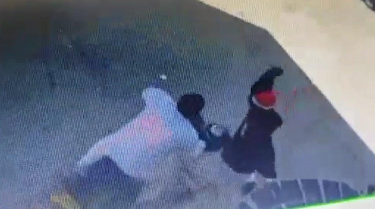 Momento en el que atacan a Luis Alfonso Polo Hernández.