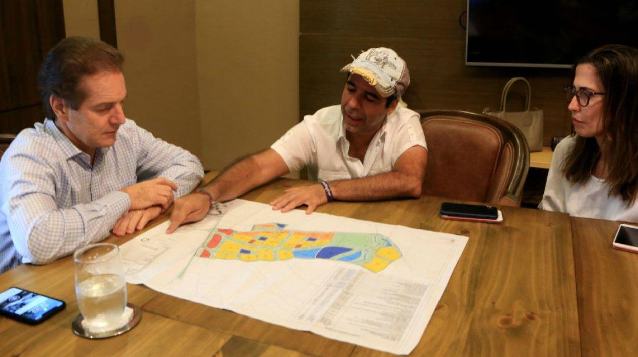 El Alcalde Alejandro Char muestra el sector de La Loma.