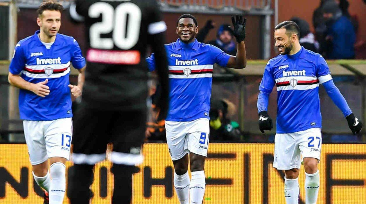 Duván Zapata celebra con sus compañeros.