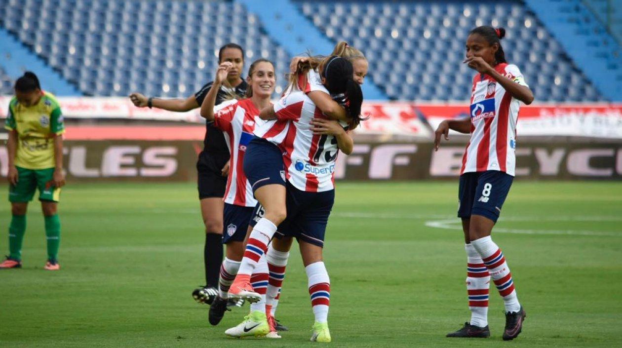 El primer gol de la tarde, del equipo de las tiburonas