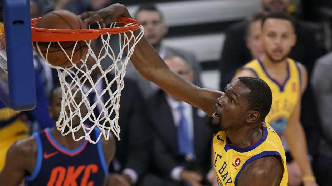 Kevin Durant anota con una volcada ante los Thunder. 