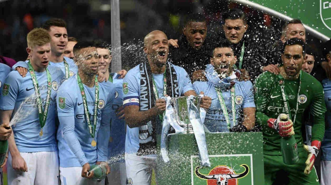 Jugadores del City con el trofeo de campeones. 