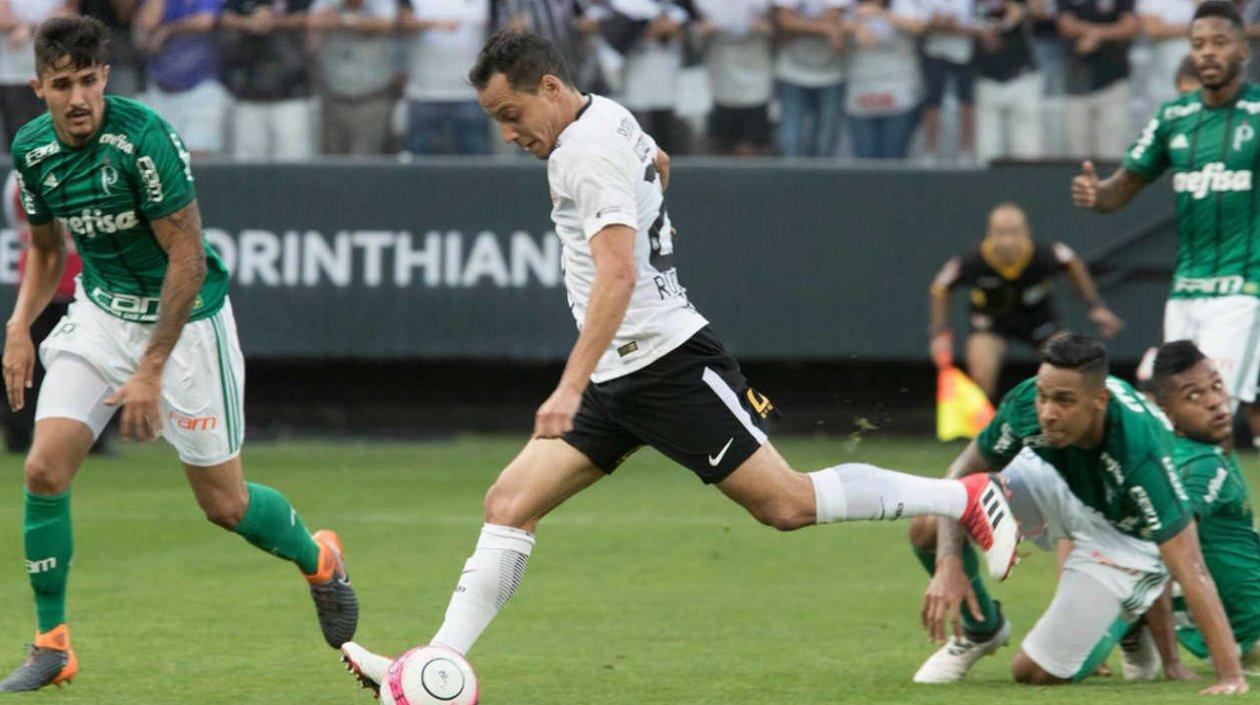 Rodriguinho en la acción del primer tanto. 