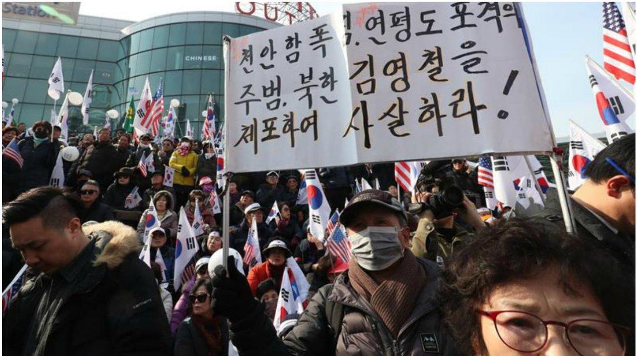 Surcoreanos protestan por la presencia de norcoreanos en el cierre de los Juegos Olímpicos de Invierno.
