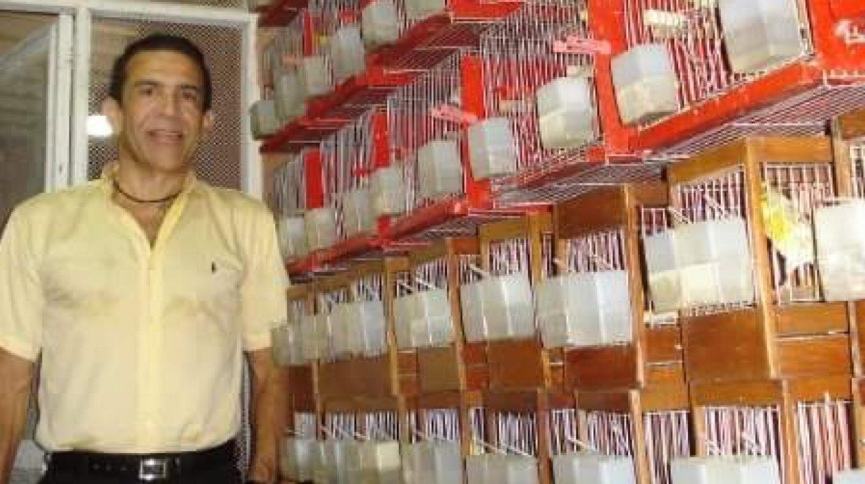 Carlos Castellanos, criador y juez de pájaros.