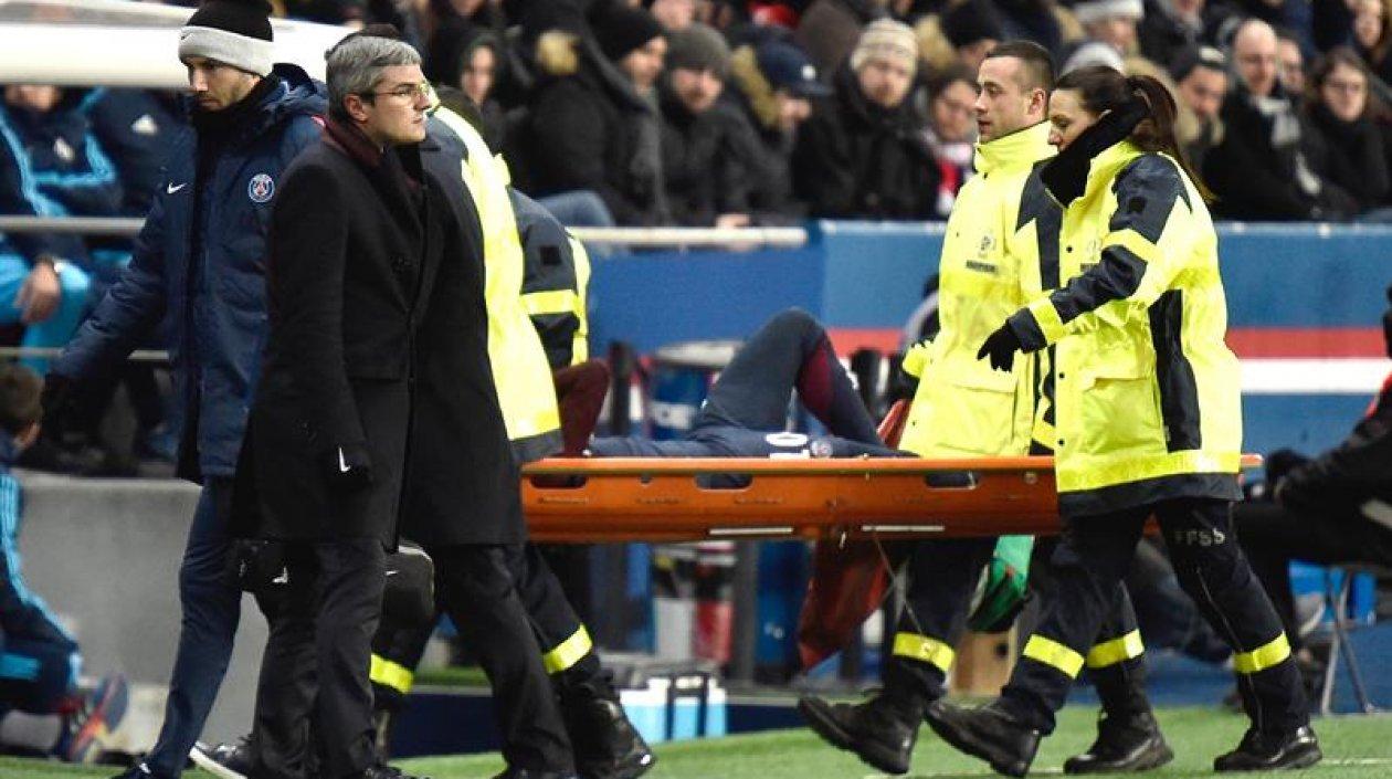 Neymar fue sacado en camilla del terreno de juego.