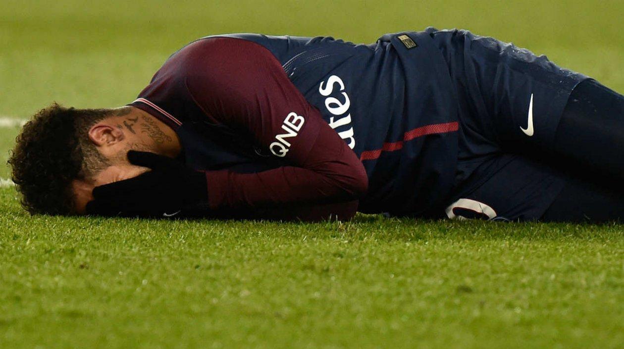 Neymar se retiró lesionado del terreno de juego en el más reciente partido. 