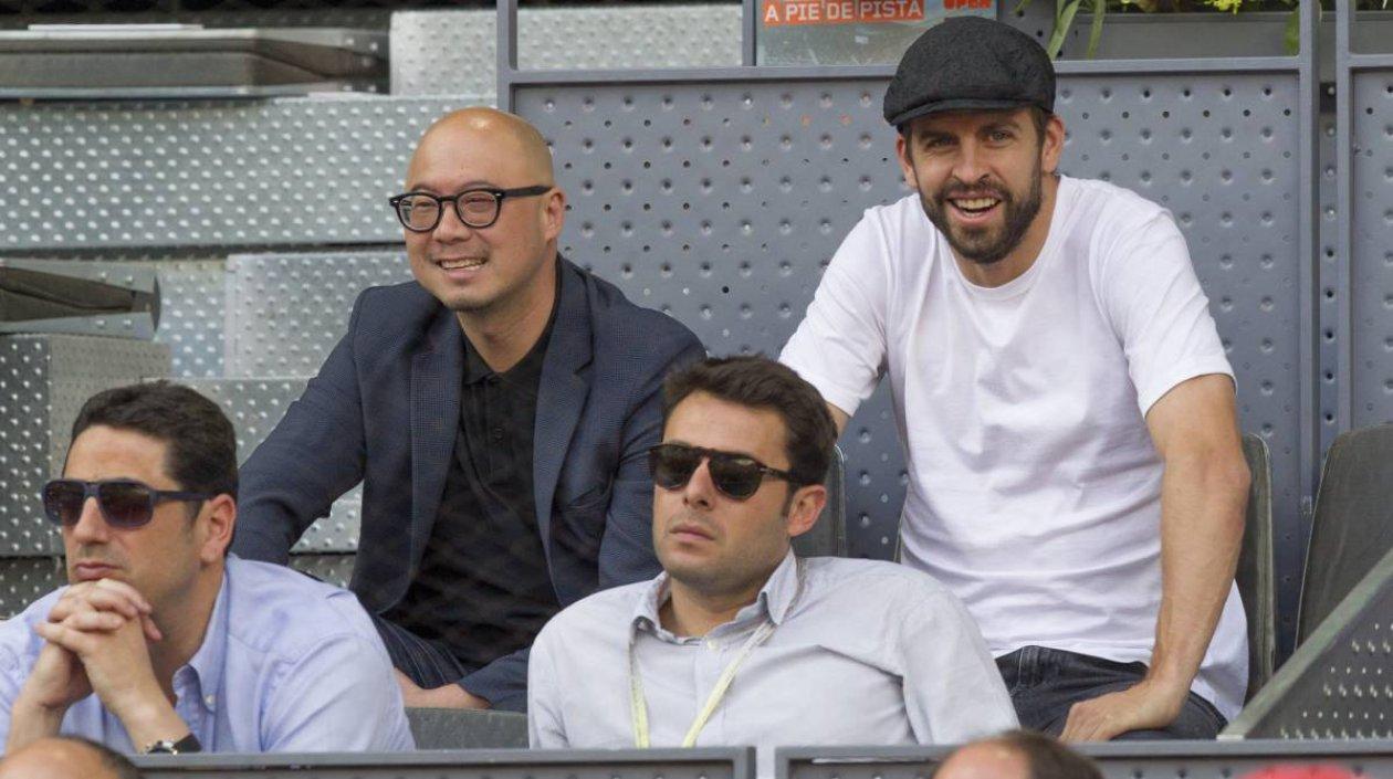 Gerard Piqué mira desde la tribuna un partido de tenis. 