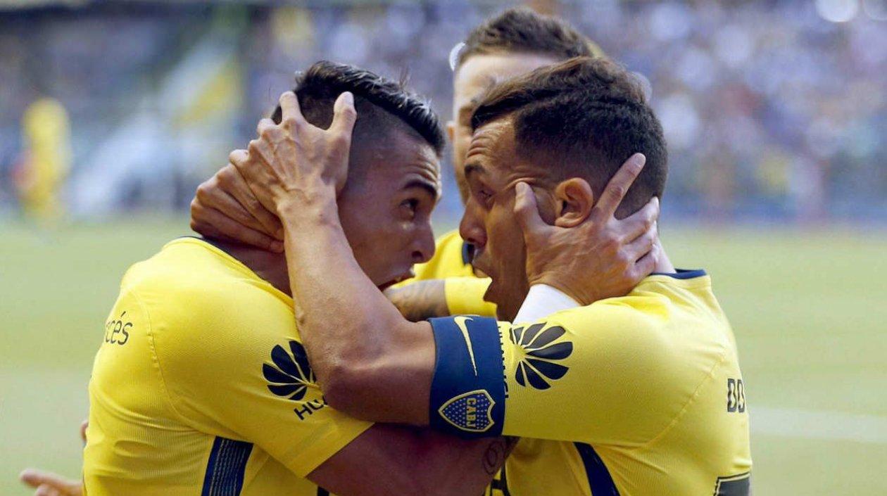 Carlos Tévez celebra un tanto con sus compañeros. 