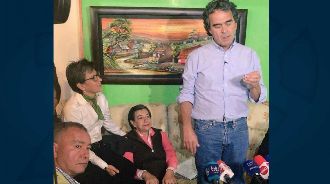 Sergio Fajardo fue hasta la casa de la mamá de Claudia López a hacer el anuncio.