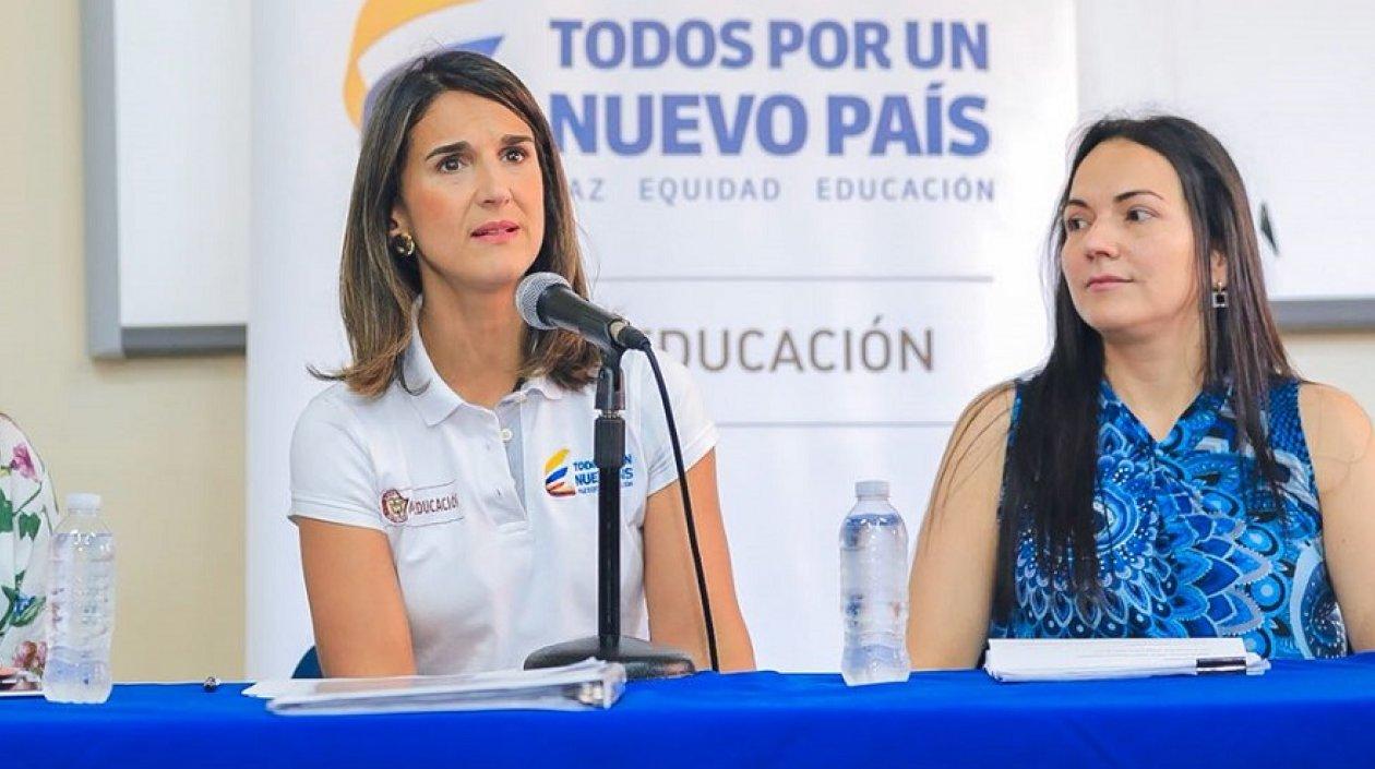 La ministra Giha Tovar y la inspectora en situ en Uniautónoma, Martha Lorena Sánchez.