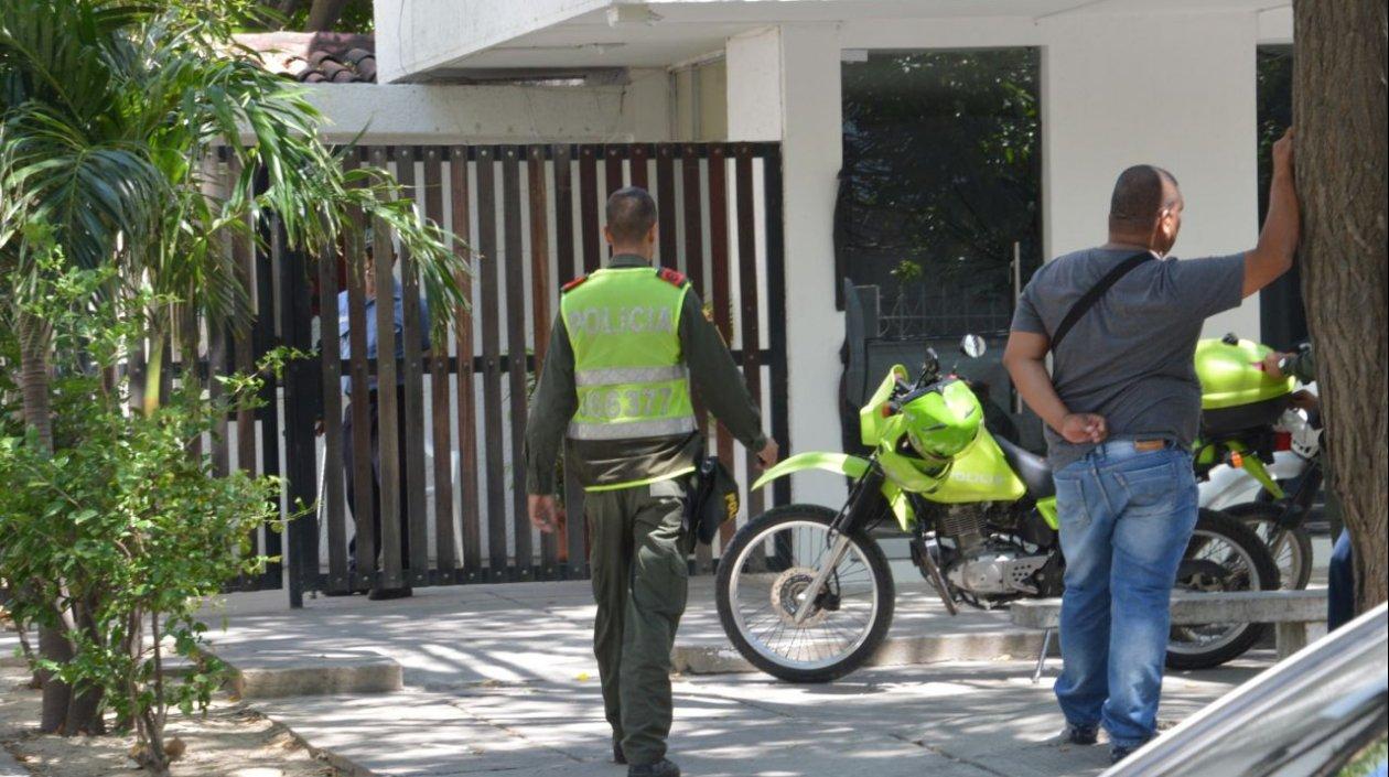 Momento en que las autoridades se presentan en la residencia del empresario muerto. 
