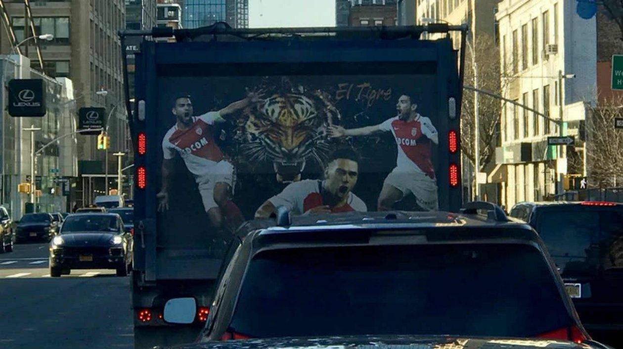 Camión adornado con las fotos de Falcao. 