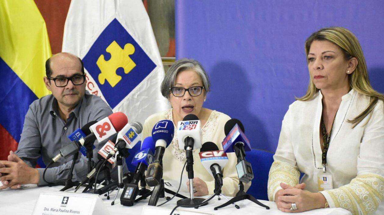 Luis González, director nacional de Fiscalías; la fiscal encargada María Paulina Riveros, y la  directora seccional de Fiscalías, Ángela Bedoya.