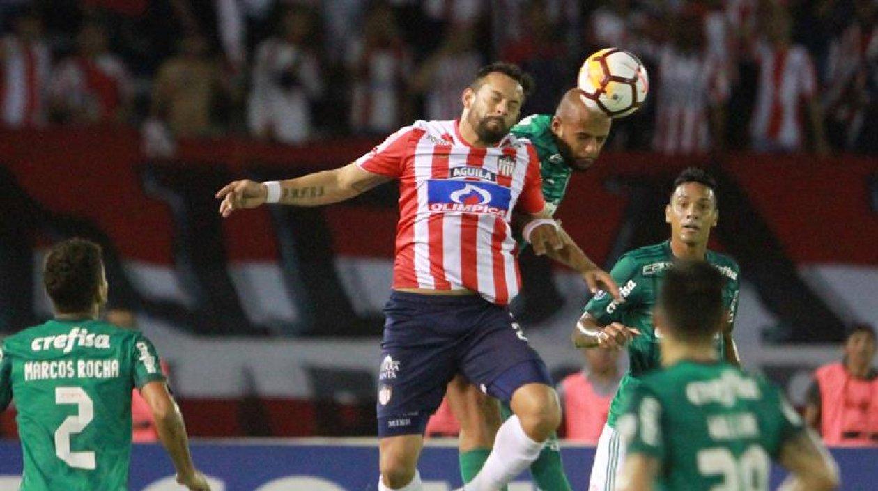 Felipe Melo disputando un balón con Matías Mier.