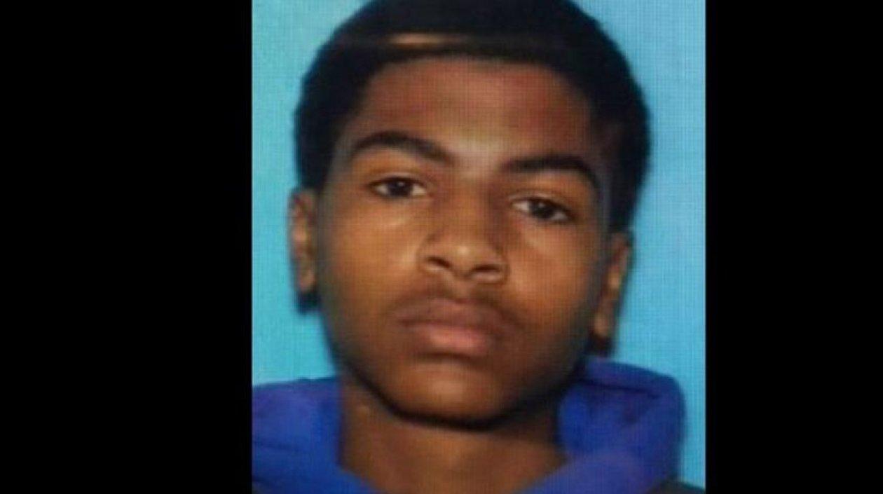 James Eric Davis es buscado por las autoridades tras haberle disparado a sus padres.