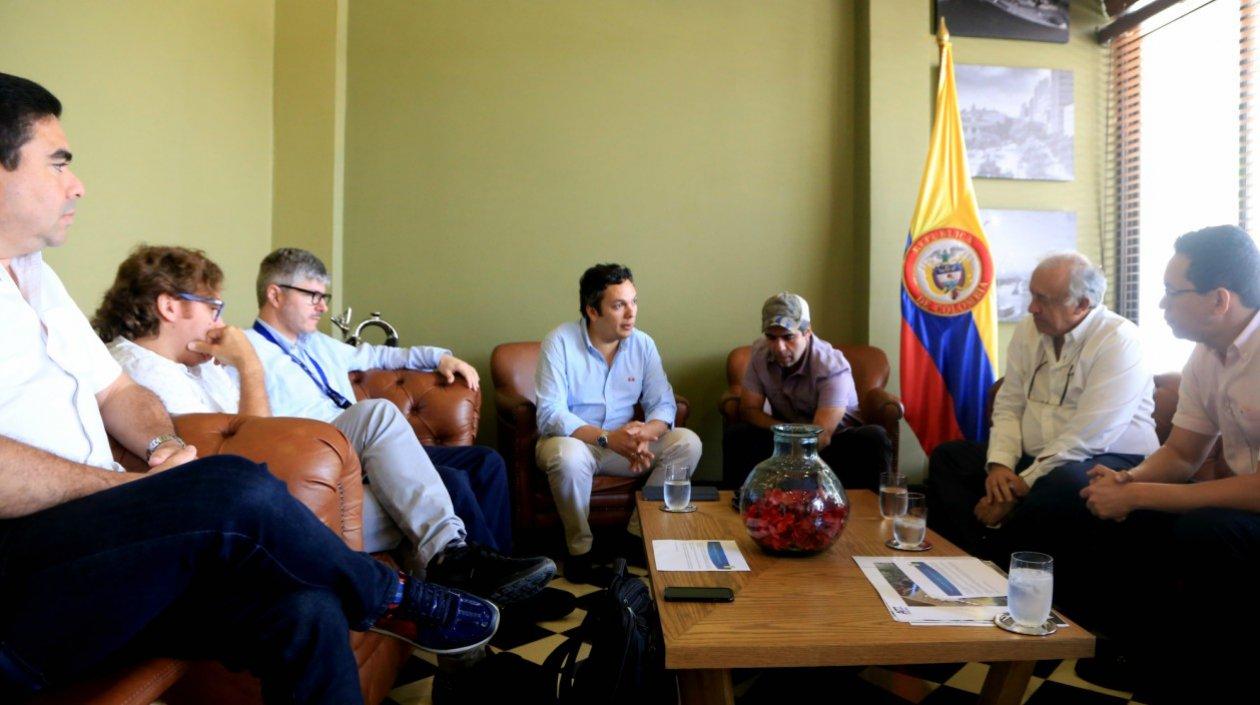 Momentos de la reunión entre el alcalde de Barranquilla, Alejandro Char, el director general de la Aeronáutica Civil, Juan Carlos Salazar, y otros funcionarios.