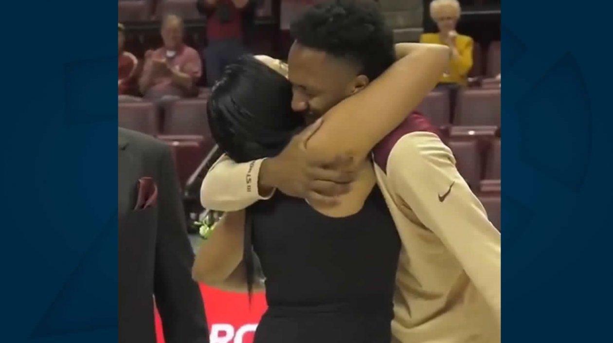 Braian Angola Rodas en momentos en que abraza a su mamá.