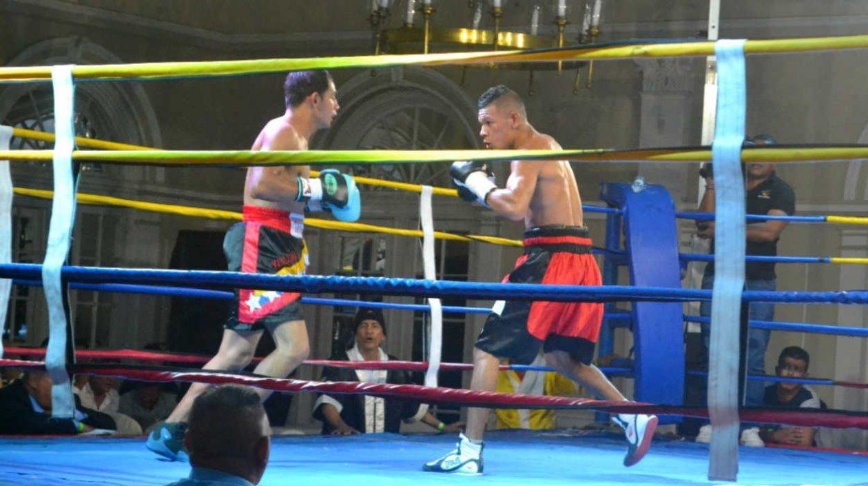 Momento del combate entre Yeison Cohen (izq.) y Hugo Berrío. 